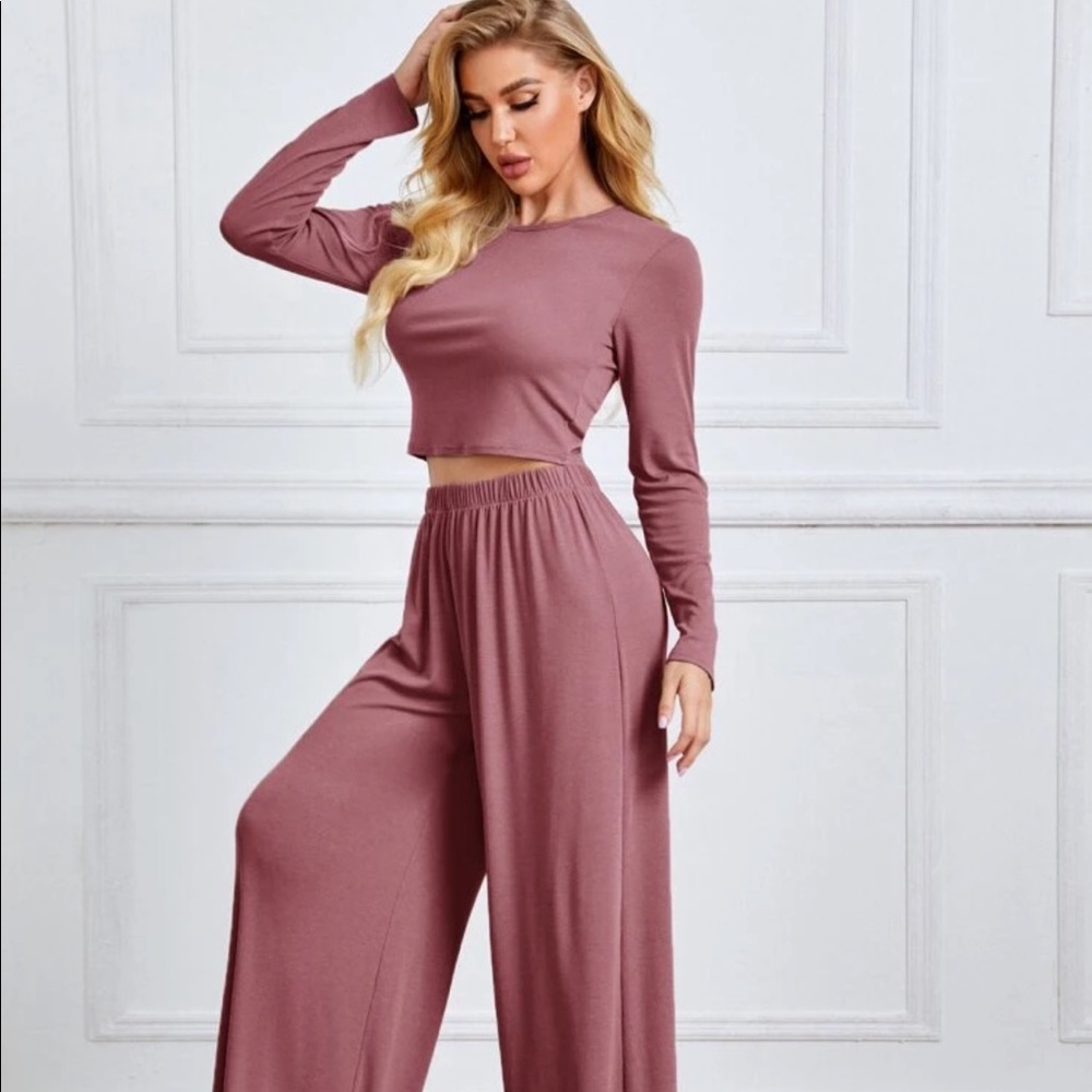 Solid crop tee and wide leg pants! Matching Set!!✨
